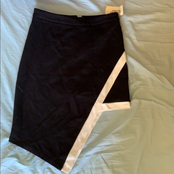 Asymmetrical skirt NWT 🔥 - Picture 2 of 8